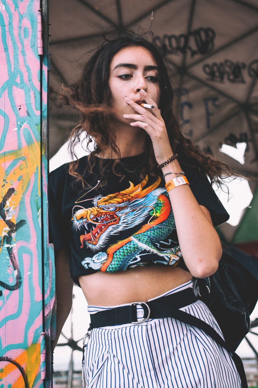 抽煙的美女圖片