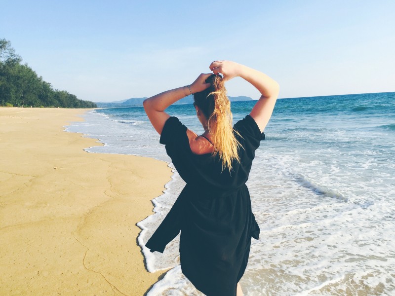 海邊的美女圖片