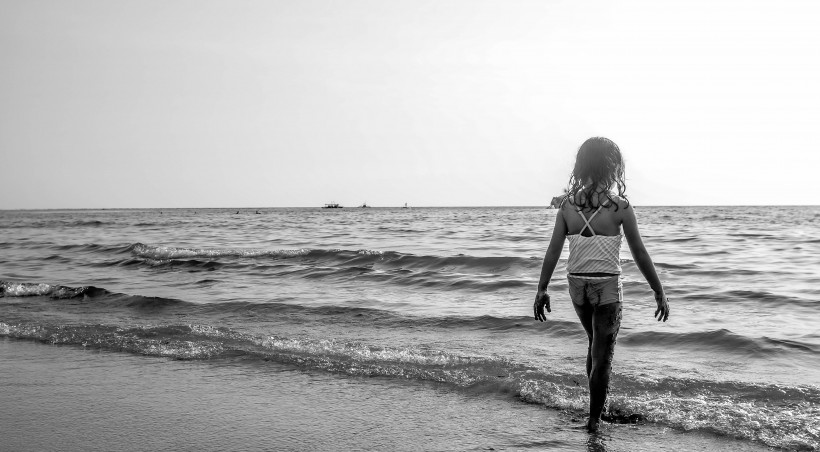 海邊的美女圖片