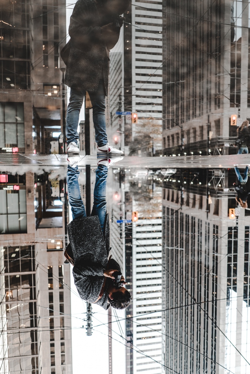 人在水中的倒影圖片