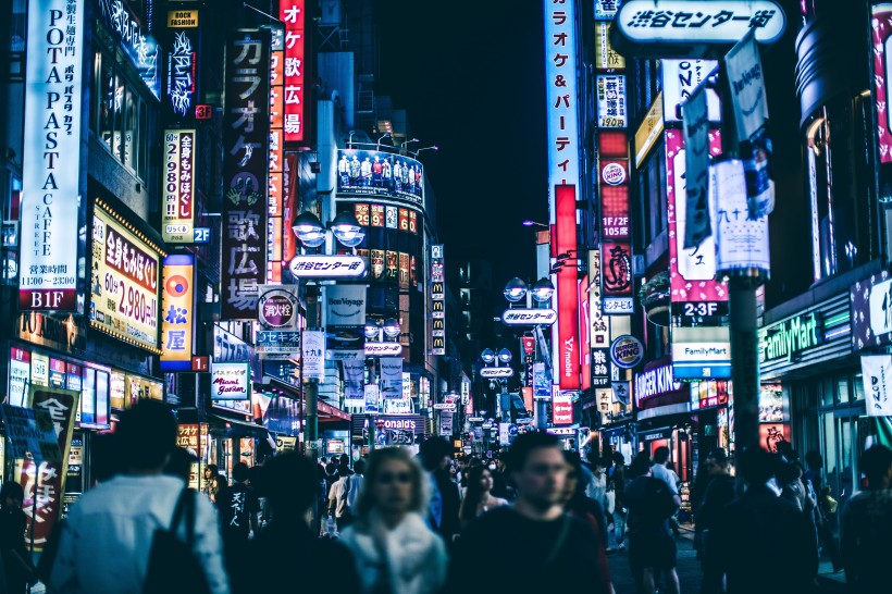 人頭攢動的街頭圖片