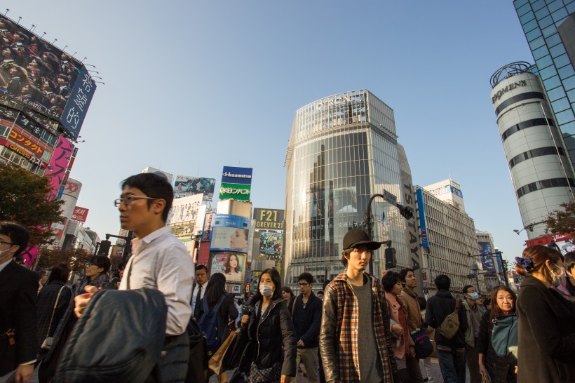 人頭攢動的街頭圖片