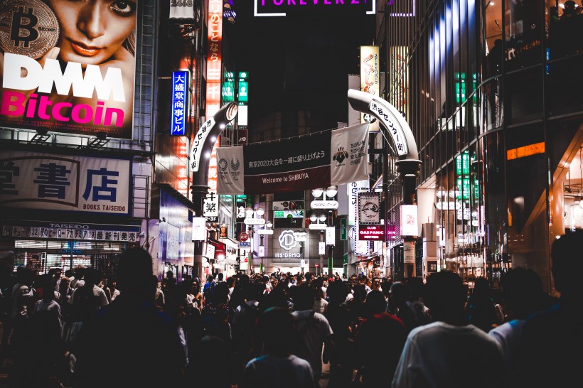 人頭攢動的街頭圖片