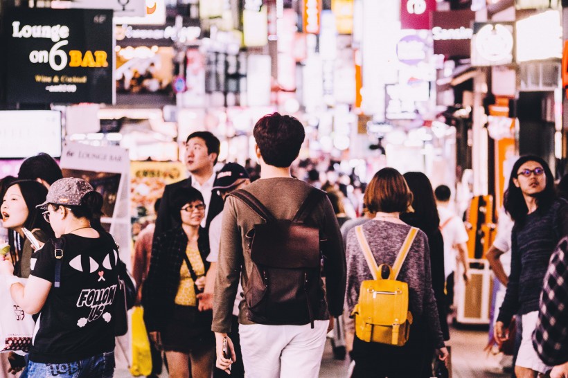 人頭攢動的街頭圖片
