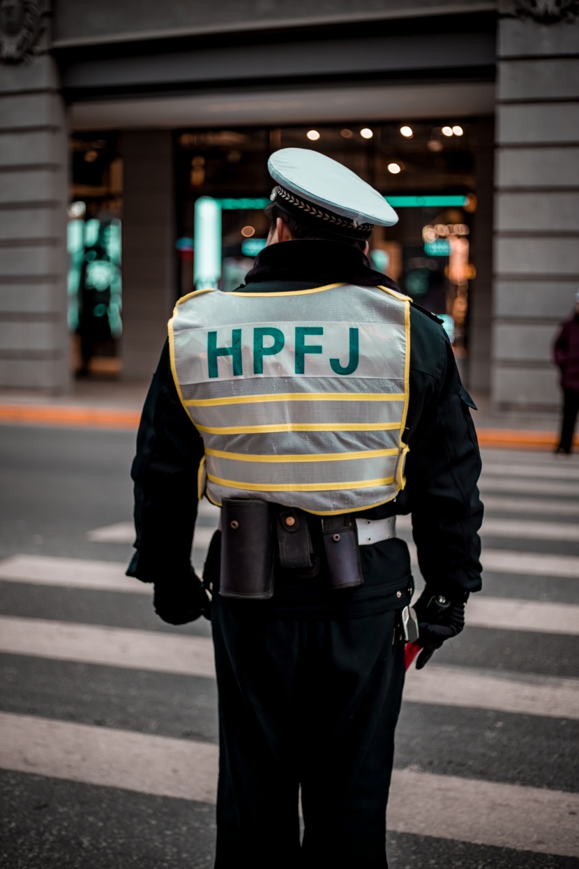 身穿警服的警察圖片