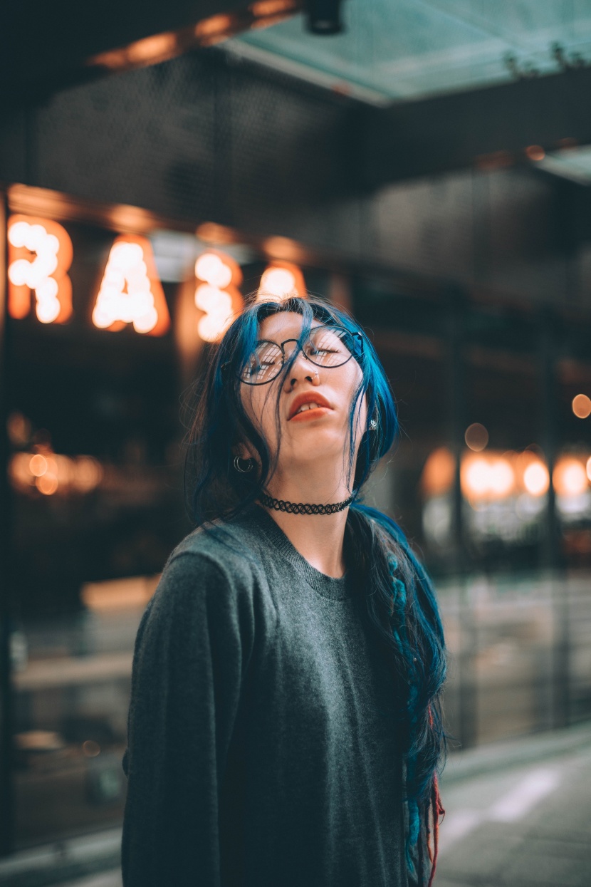 染發的女孩圖片