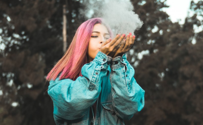 染發的女孩圖片