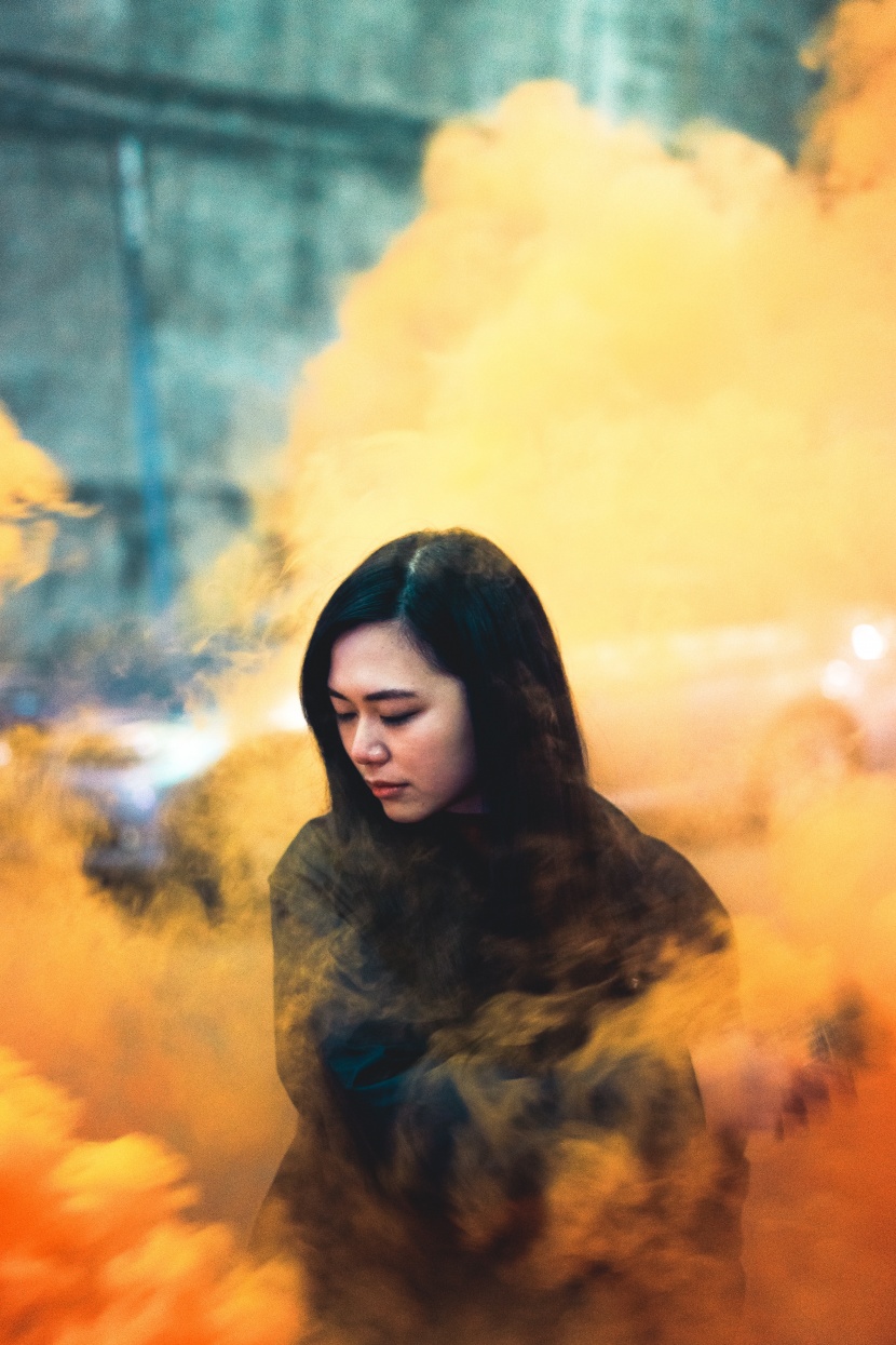 手拿彩色煙霧彈的女孩圖片