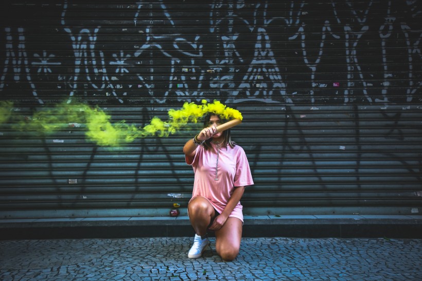 手拿彩色煙霧彈的女孩圖片
