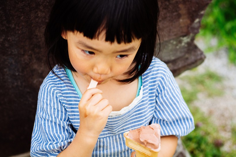正在吃冰淇淋的孩子圖片