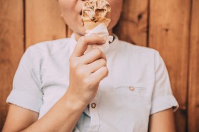 正在吃冰淇淋的孩子圖片