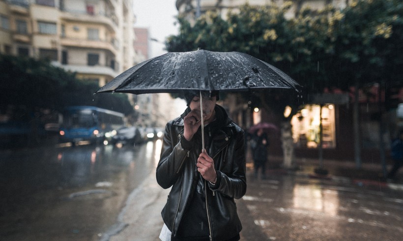 撐着雨傘的人圖片