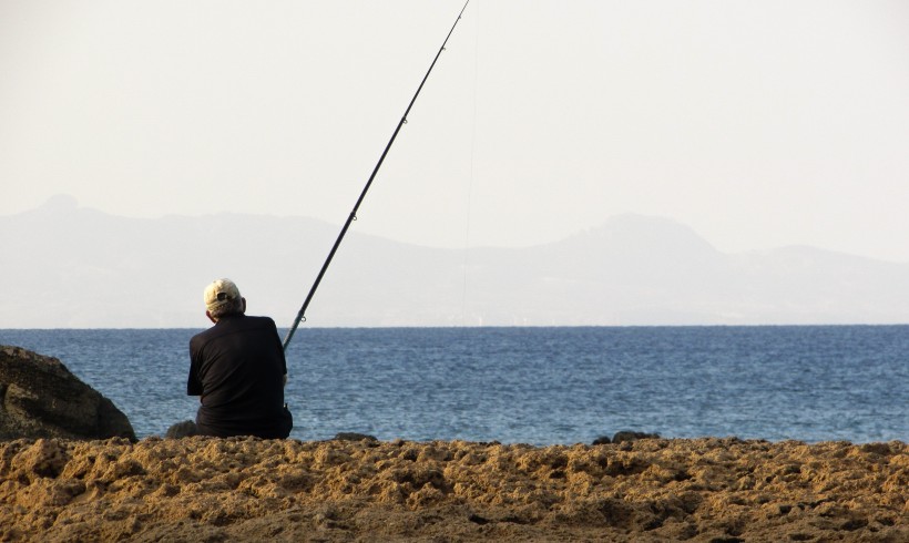 休閑釣魚的人圖片