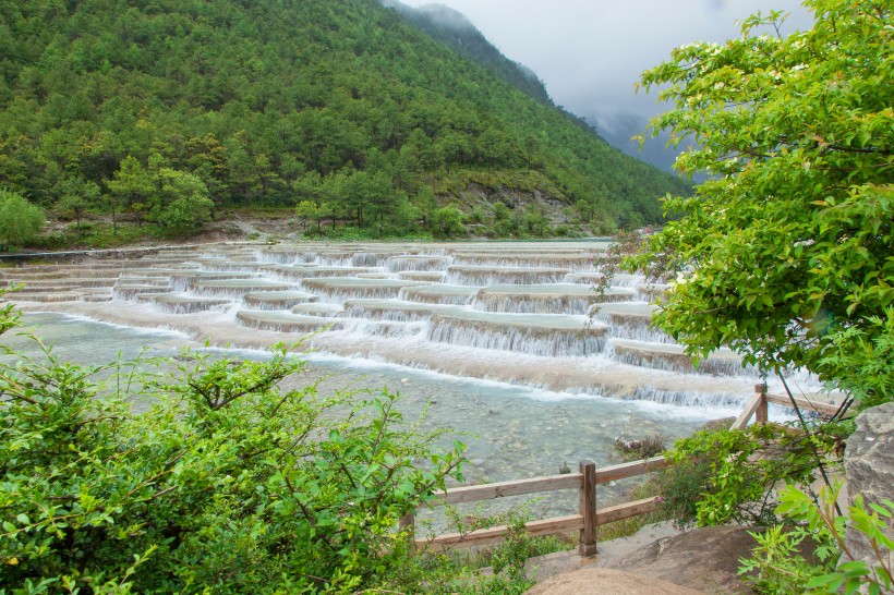 雲南麗江玉龍雪山藍月谷自然風景圖片