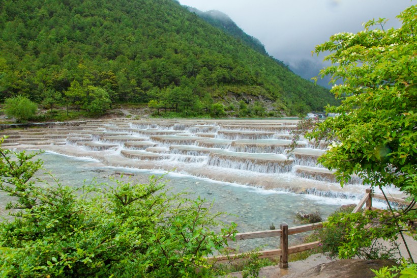 雲南麗江玉龍雪山藍月谷自然風景圖片