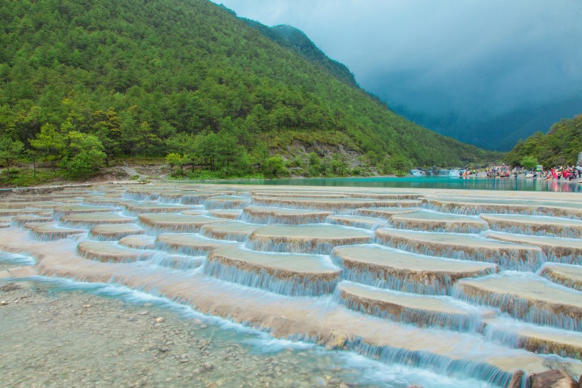 雲南麗江玉龍雪山藍月谷自然風景圖片