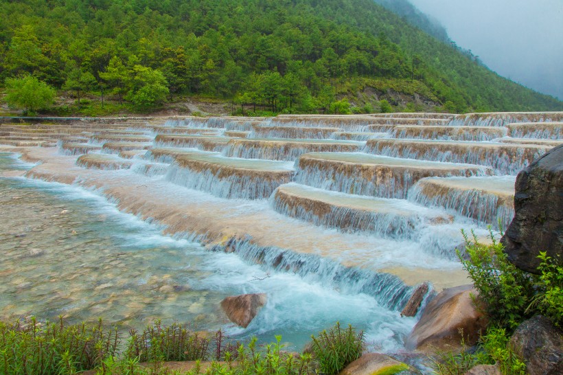 雲南麗江玉龍雪山藍月谷自然風景圖片