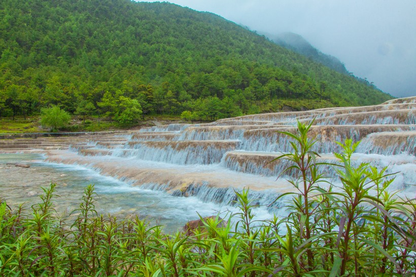 雲南麗江玉龍雪山藍月谷自然風景圖片