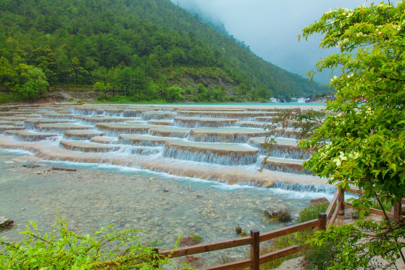 雲南麗江玉龍雪山藍月谷自然風景圖片