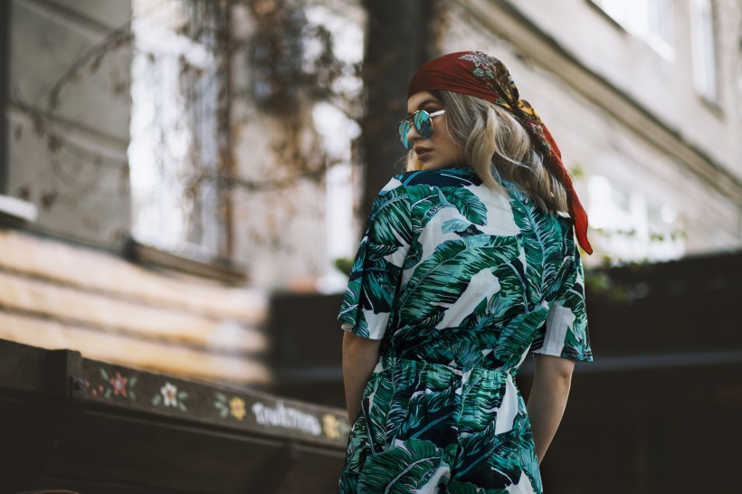 戴太陽鏡的女模特圖片
