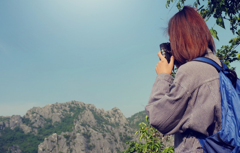 背包旅行的美女圖片