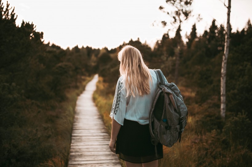 背包旅行的美女圖片