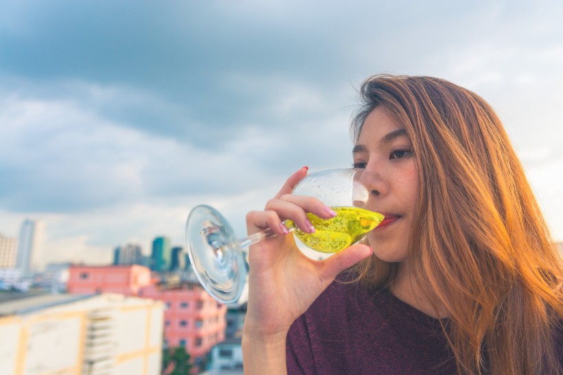 喝酒的美女圖片