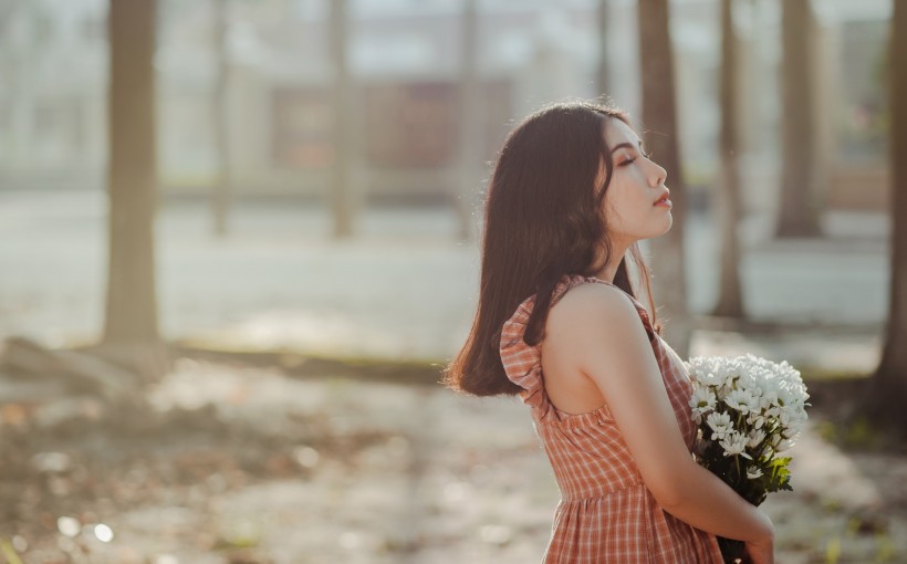 在戶外遊玩的美女圖片