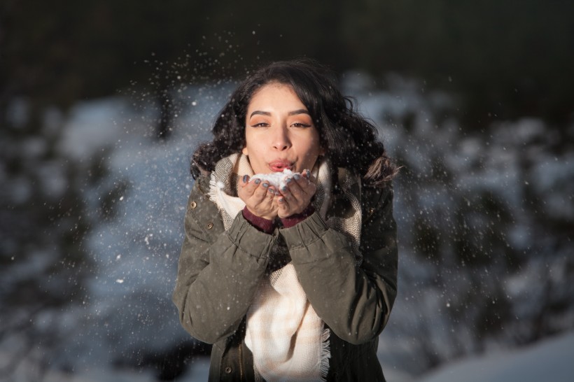 雪地裡的美女圖片