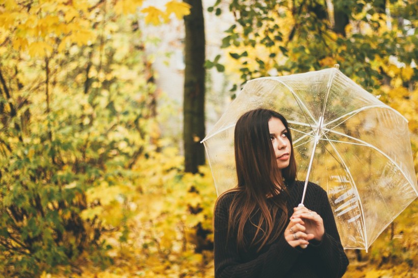 撐着雨傘的女孩圖片