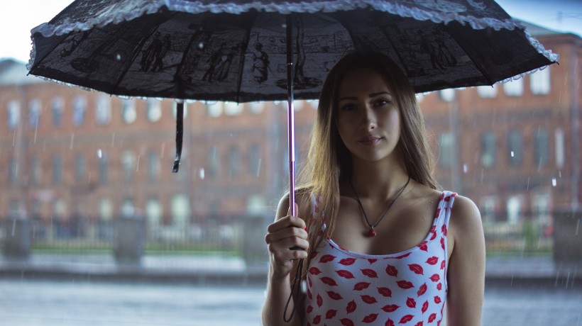 撐着雨傘的女孩圖片