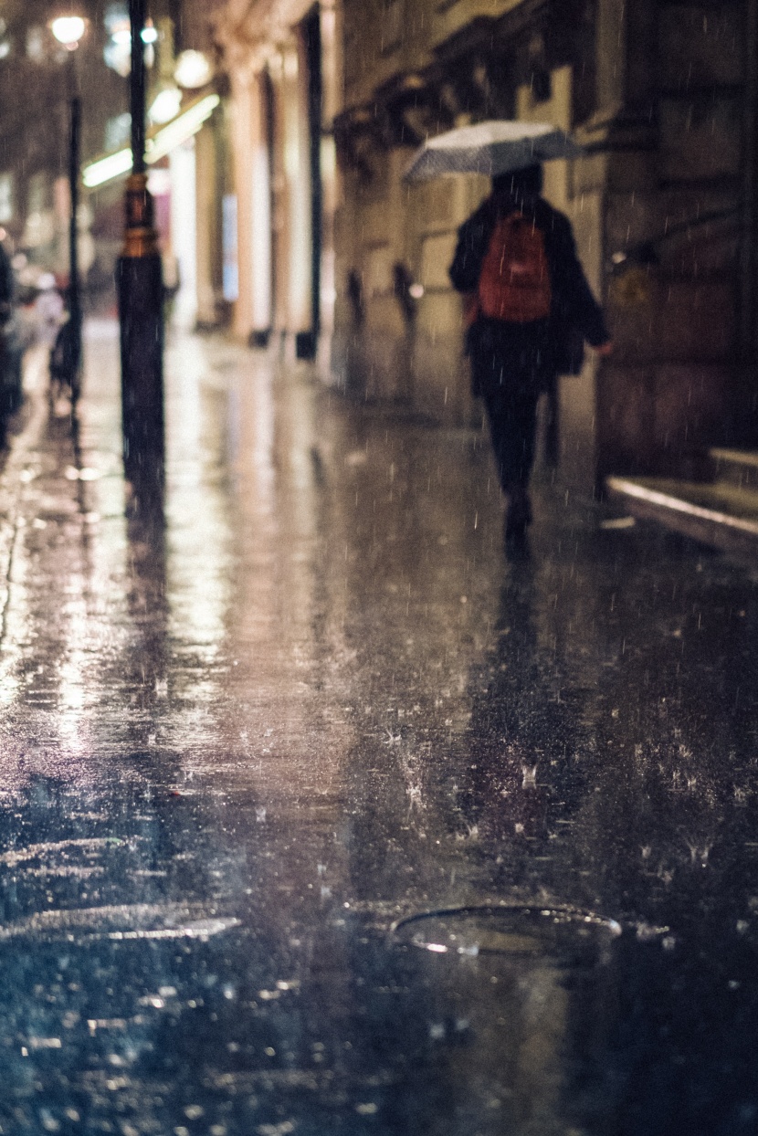 撐着雨傘的人物圖片