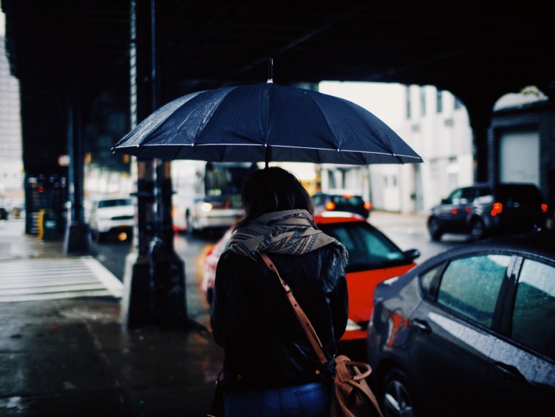 撐着雨傘的人物圖片