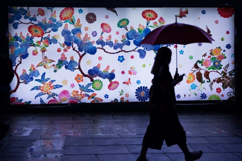 撐着雨傘的人物圖片