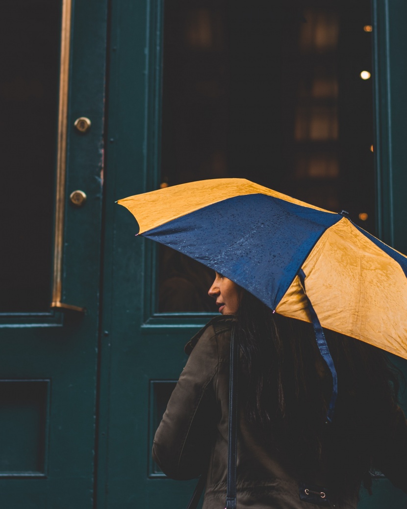 撐着雨傘的人物圖片