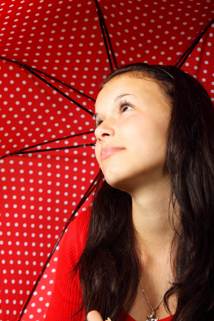 撐着雨傘的女孩圖片