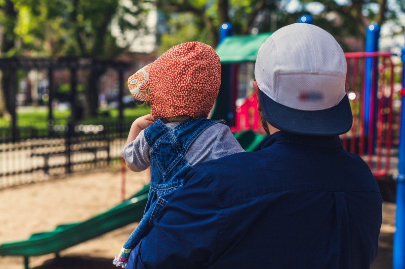 一對父女在公園玩耍圖片