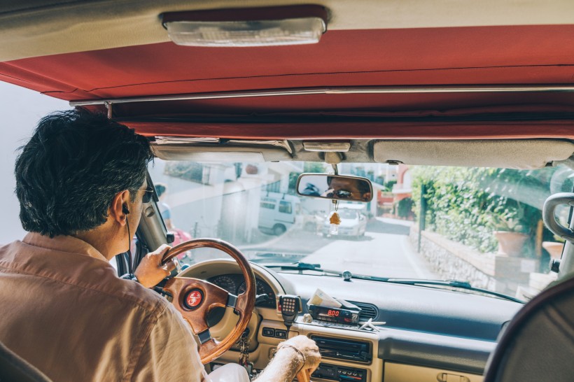 正在開車的男子圖片