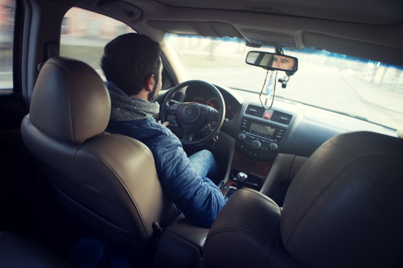 正在開車的男子圖片