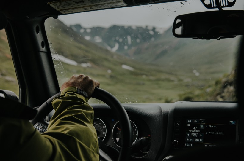 正在開車的人圖片