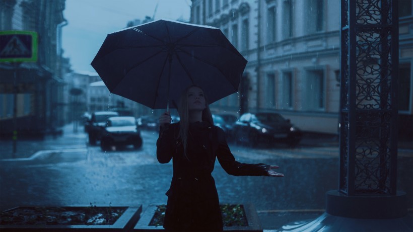 撐着雨傘的人物圖片