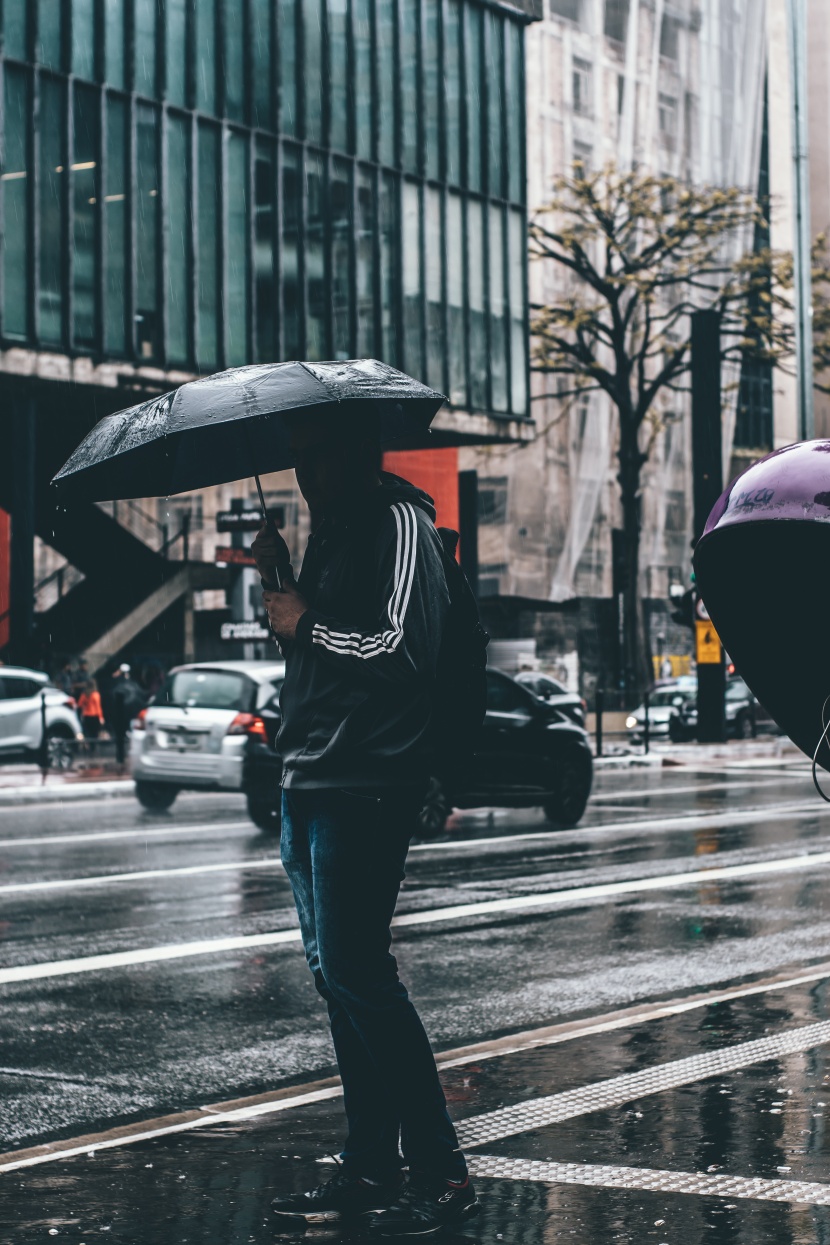 撐着雨傘的人物圖片