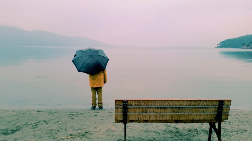 撐着雨傘的人物圖片