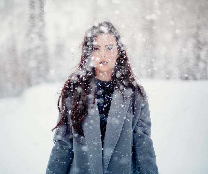 下雪時室外的人物圖片