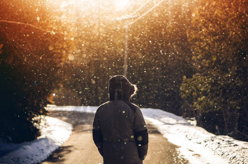 下雪時室外的人物圖片