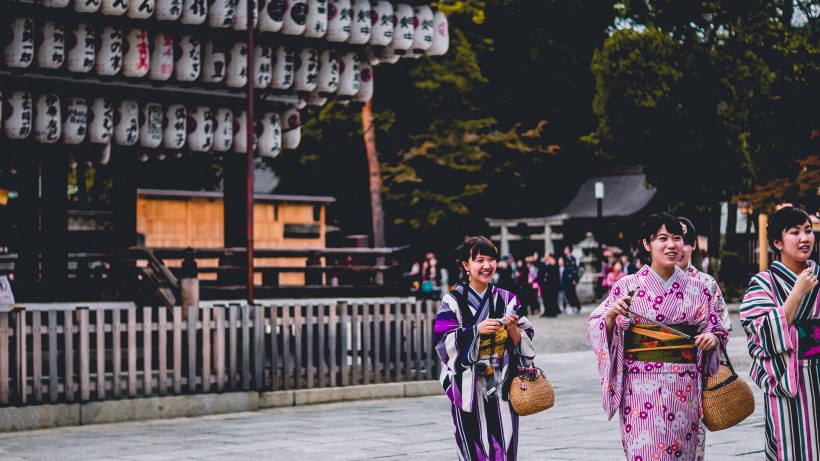 穿着傳統和服的日本人圖片