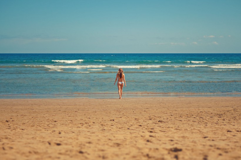 海邊美女圖片