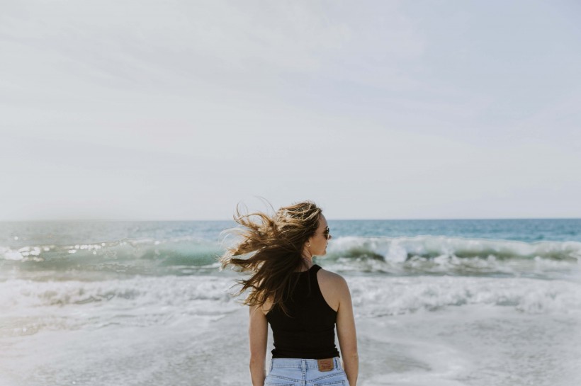 海邊美女圖片