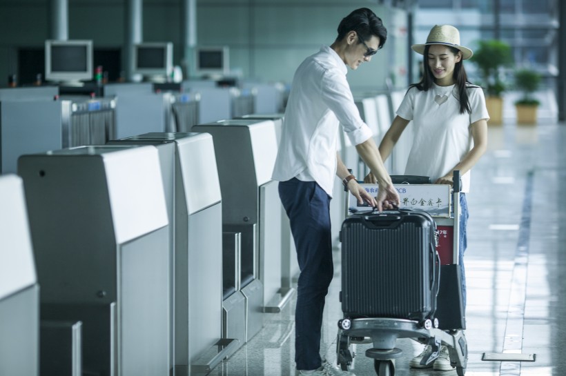 男女情侶情人節機場準備旅行圖片