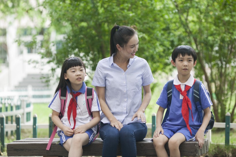 女老師和同學一起在校園學習圖片